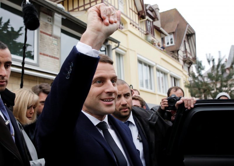 Izlazne ankete: Emmanuel Macron vodi na izborima, slijedi Marine Le Pen