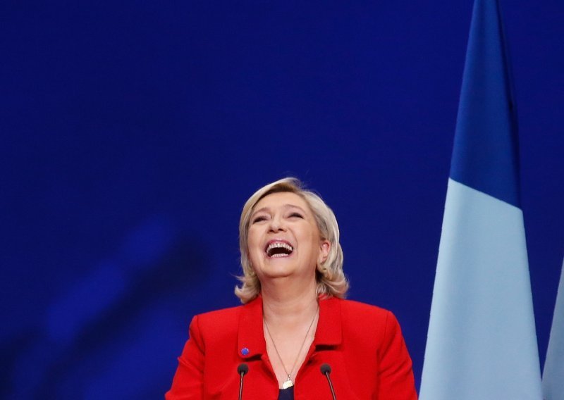 Le Pen traži od krajnje ljevice da bude barijera Macronu