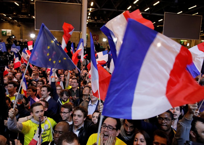 Francuski tisak: 'veliki prasak' izbacio iz utrke tradicionalne stranke