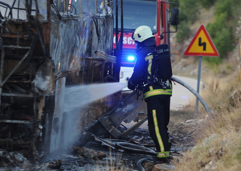 Kod Plomina izgorio autobus, putnici nisu ozlijeđeni