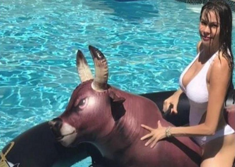 Sofia Vergara zajahala bika u kupaćem kostimu