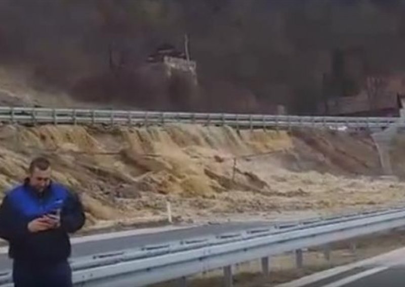 Opasno klizište prekinulo promet autocestom između Sarajeva i Zenice
