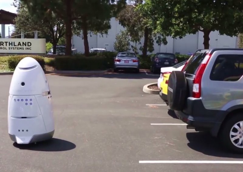 Pijani vozač pretukao robota koji je čuvao parking