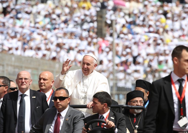 Papa u Kairu pred 15.000 ljudi: Boga veseli fanatizam ljubavi