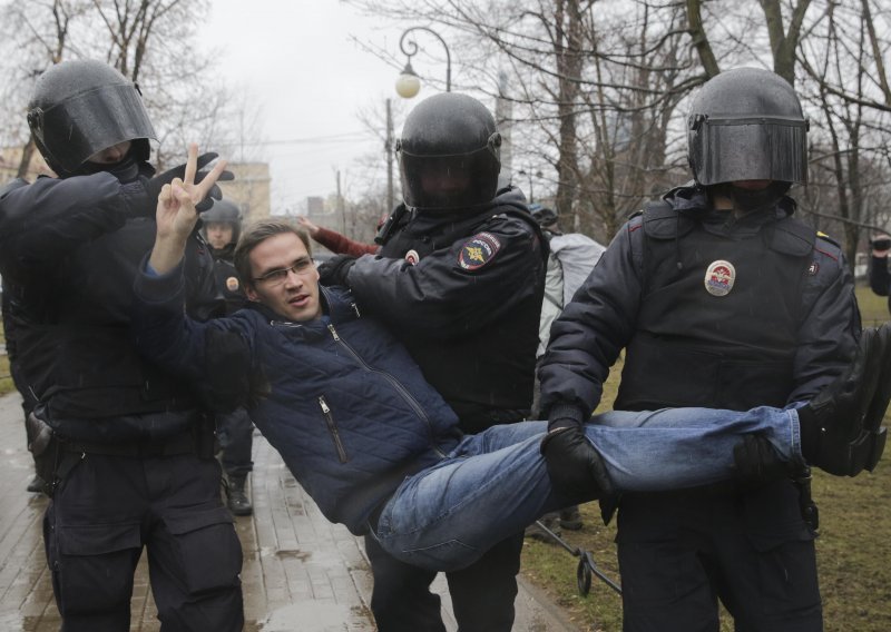 U prosvjedima protiv Putina u Rusiji više od 100 uhićenih