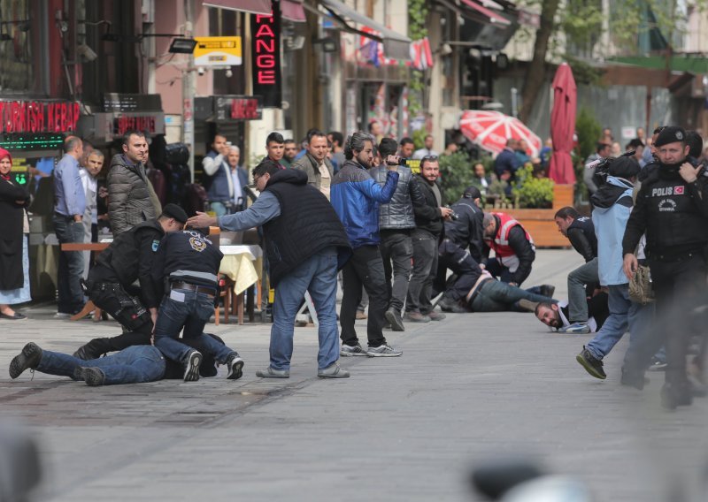 Policija u Istanbulu suzavcem rastjerala prvosvibanjski prosvjed