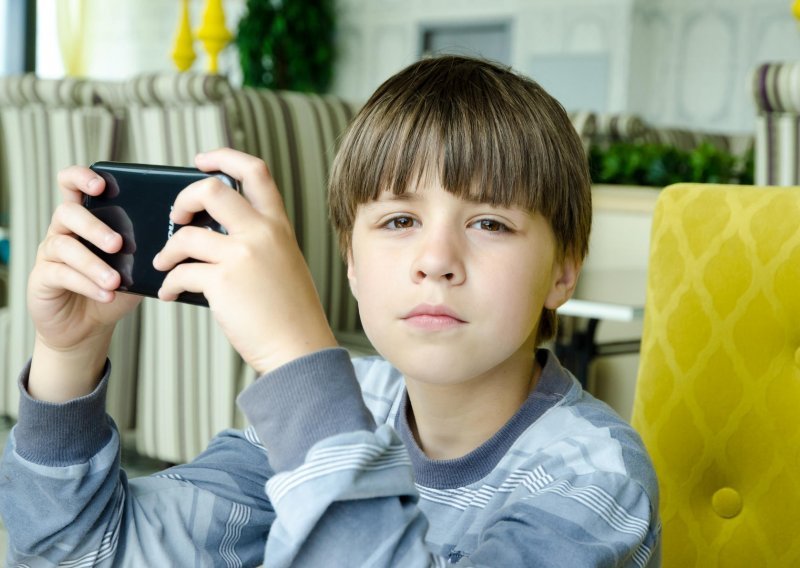 Oftalmolog tvrdi: Smartfoni su krivi za kratkovidnost mladih
