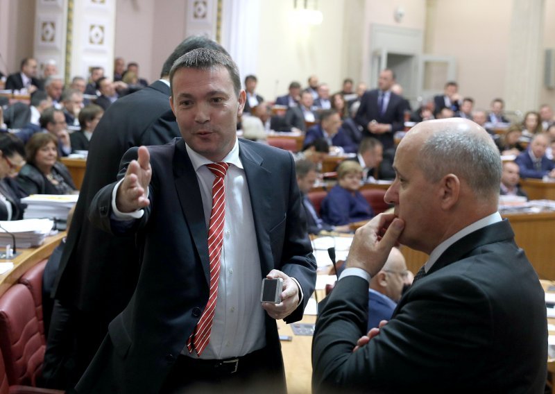 Bauk: Ako treba, svojim tijelom ću spriječiti SDP-ovce da uđu u dvoranu