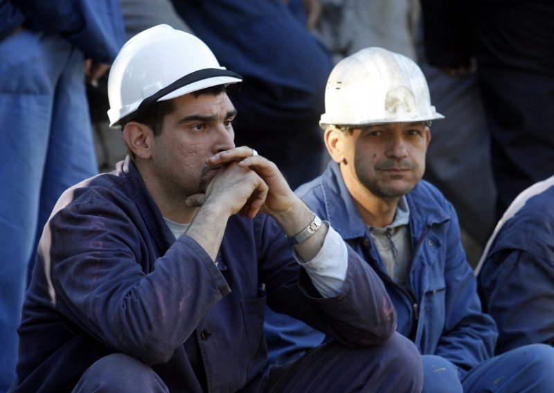 Radnici građevinske tvrtke Sinj d.d. konačno primili svoje plaće, za njih 30 stigle su prekasno