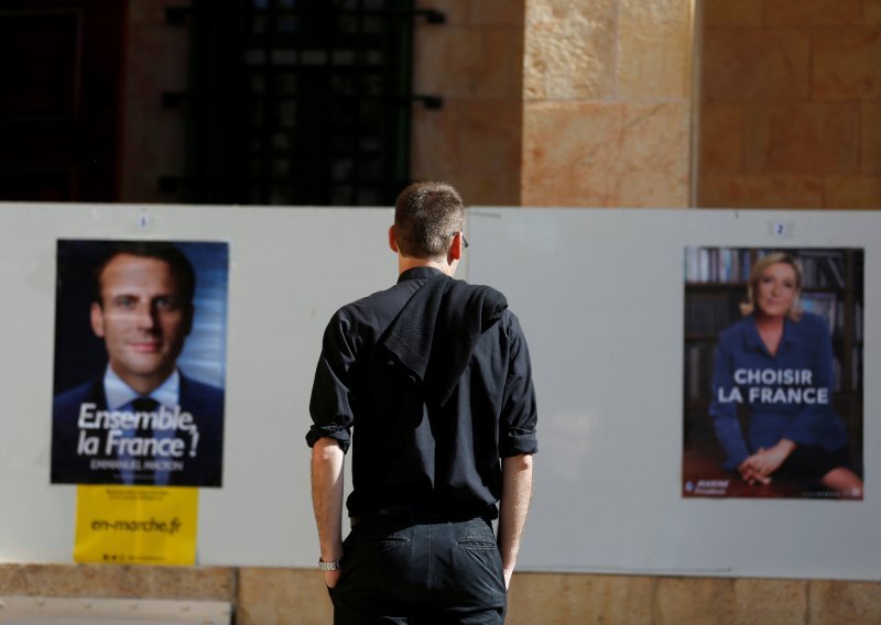 Prema izlaznim anketama Macron vodi, odziv slabiji nego na prijašnjim izborima