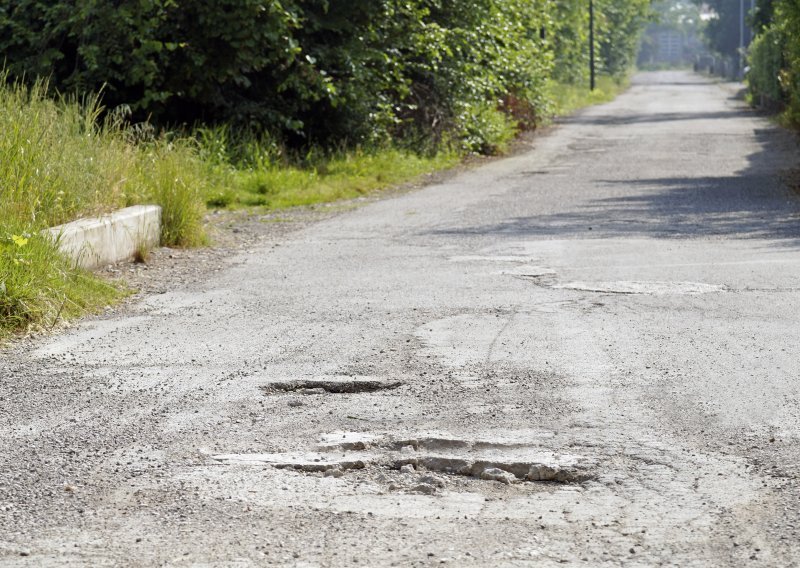 Ceste koje se same popravljaju i pune električne automobile? Moguće je!