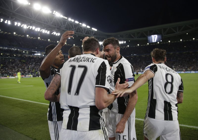 Mandžukić i Alves odveli Juventus u deveto finale