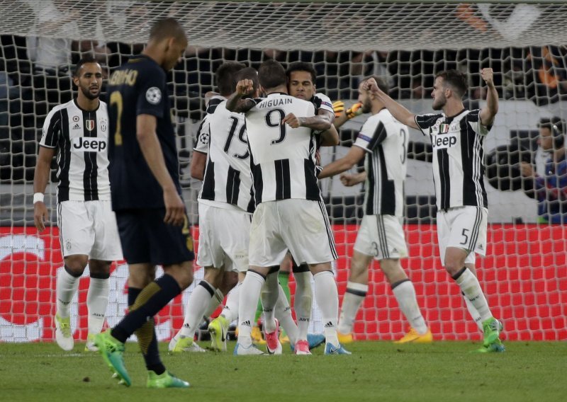 Mandžukić i Alves za deveto Juventusovo finale