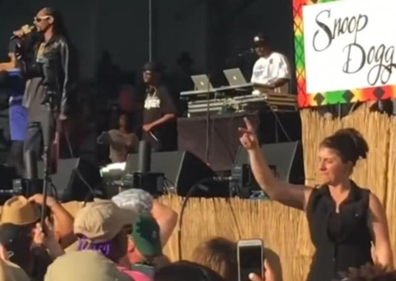 Prevoditeljica za gluhe oduševila publiku na koncertu Snoop Dogga