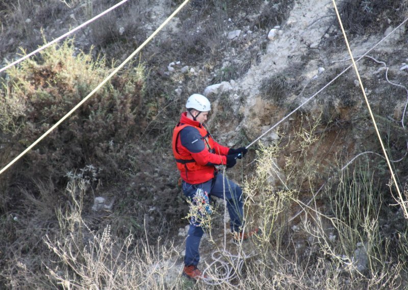 Dvoje starijih planinara nestalo na Biokovu