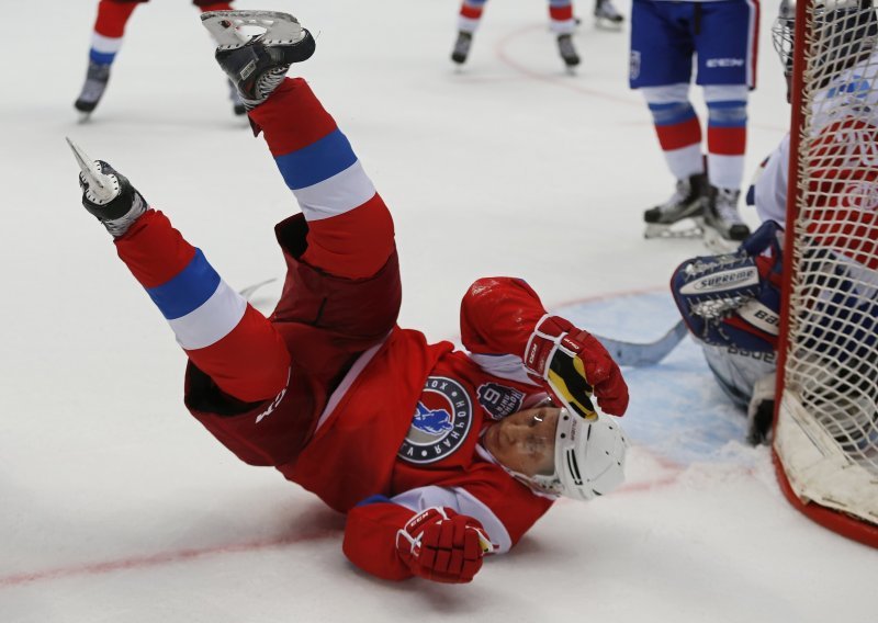 Pogledajte kako Putin postiže sedam golova u hokeju