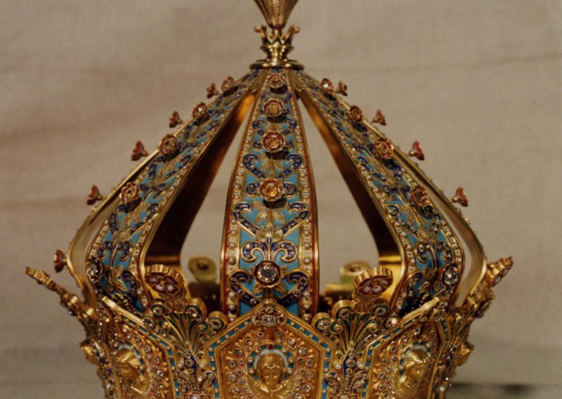 Lopovi iz francuskog muzeja ukrali krunu s oko 1800 dragulja
