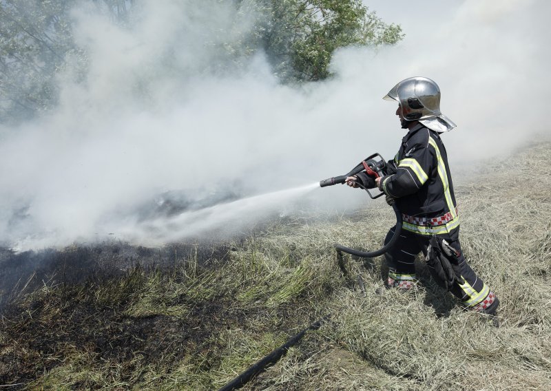 [FOTO] Maturant kraj Save ispalio raketu, vatrogasci gasili požar