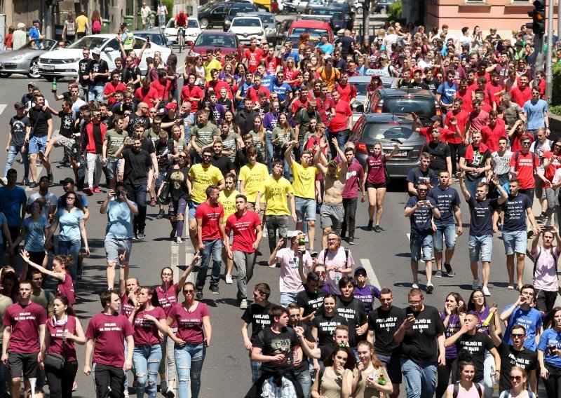 Maturanti s uzdignutim desnicama i fašističkim pozdravom krenuli na norijadu