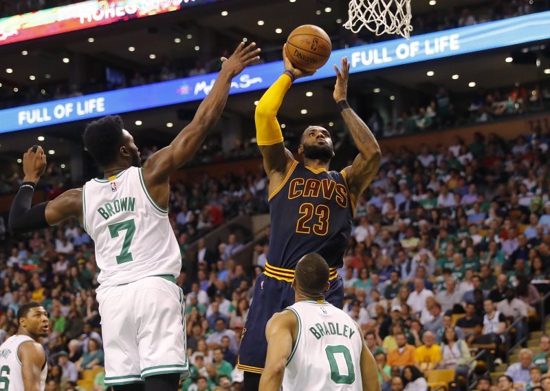 LeBron James 'pomeo' Boston Celticse i srušio rekord star 30 godina