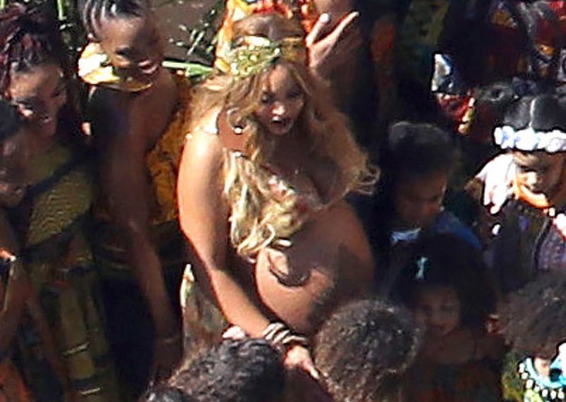 Beyonce pokazala goli trudnički trbuh