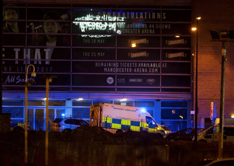 Identificirana prva žrtva terorističkog napada u Manchesteru, evakuiran šoping centar
