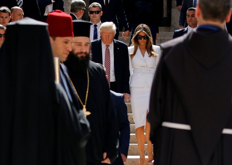 Melania odgurnula Donalda Trumpa u javnosti