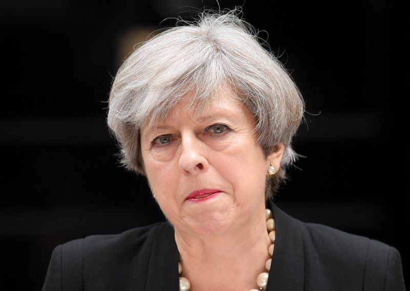 May obećala da će više slušati javnost kad je riječ o Brexitu