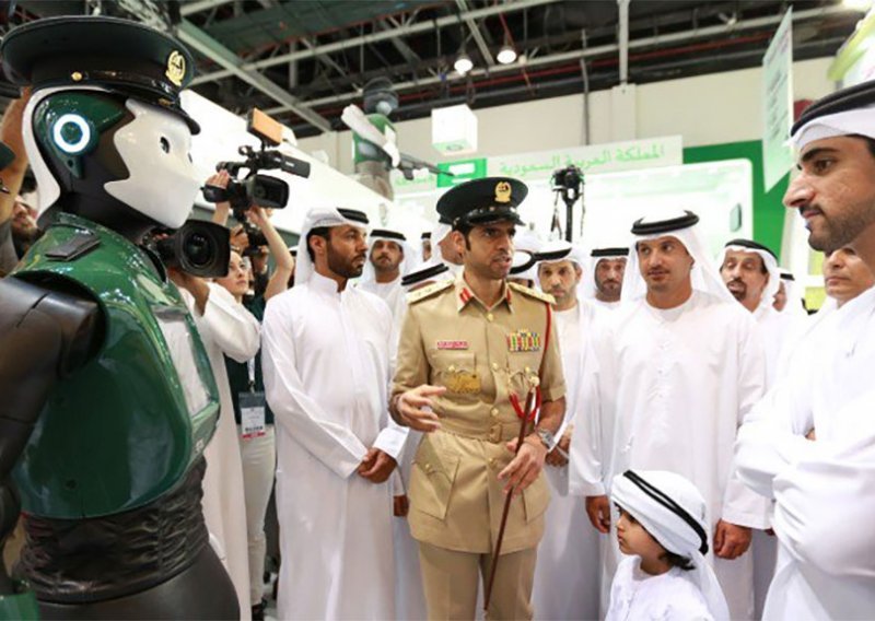 Ovaj robot policajac od danas patrolira ulicama Dubaija