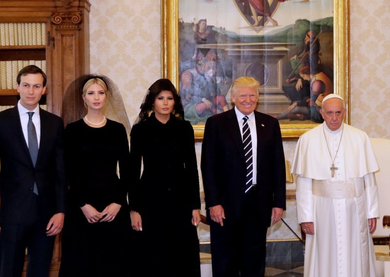 Svi se sprdaju s fotkom veselog Trumpa između mrkih Pape i Melanije