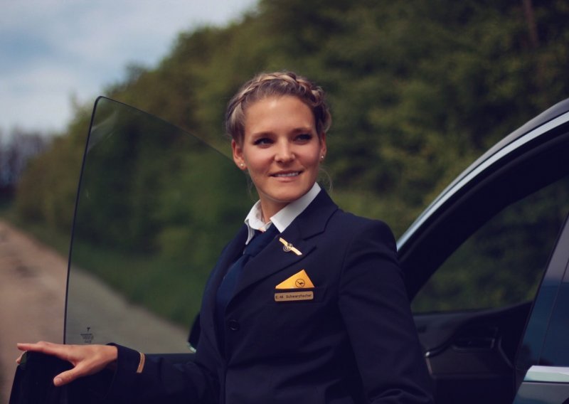 Ova savitljiva stjuardesa promijenit će vam razmišljanje o jogi