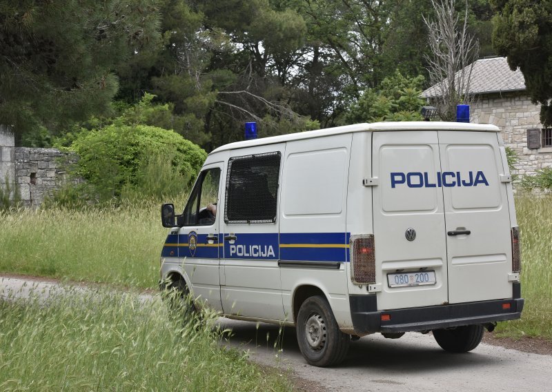 Uhićen nakon što je bacio 'kašikaru' u dvorište obiteljske kuće