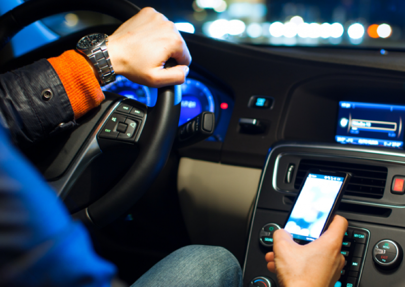 Jeste li među 40 posto vozača koji pišu poruke dok voze?