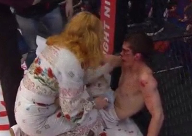 Blamaža stoljeća! MMA borca prvo prebio protivnik, a onda ga je dotukla - majka