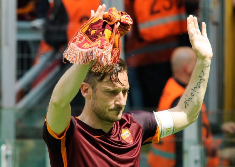 Oprostio se posljednji rimski car; Francesco Totti u suzama završio karijeru
