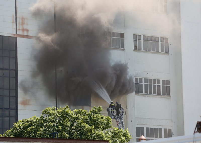 Vatrogasci cijeli dan gase požar u termoelektrani Plomin