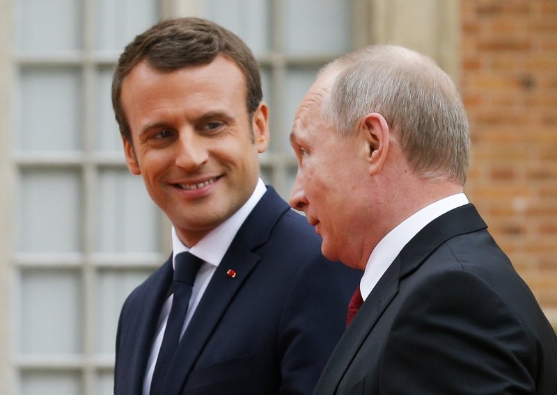 Macron dočekao Putina u palači s izložbom o Petru Velikom