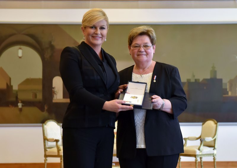 Predsjednica odlikovala Irenu Kačić, majku najmlađe žrtve pokolja na Ovčari