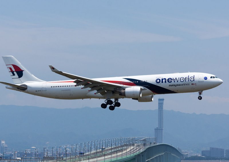 Zrakoplov Malaysia Airlinesa morao se vratiti zbog putnika koji je prijetio punjačem baterija