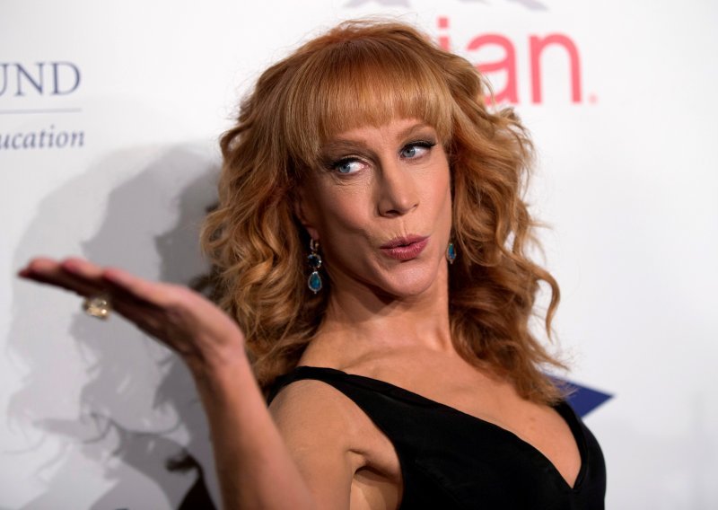 CNN otpustio komičarku Kathy Griffin zbog fotografije s Trumpovom glavom