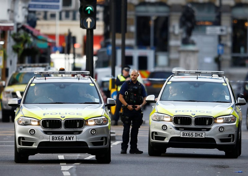 Kaos u Londonu: automobilom se zaletio na vjernike ispred džamije