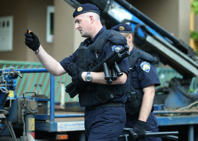 Fotografiranje policajaca na deložaciji je poziv na napad na njih