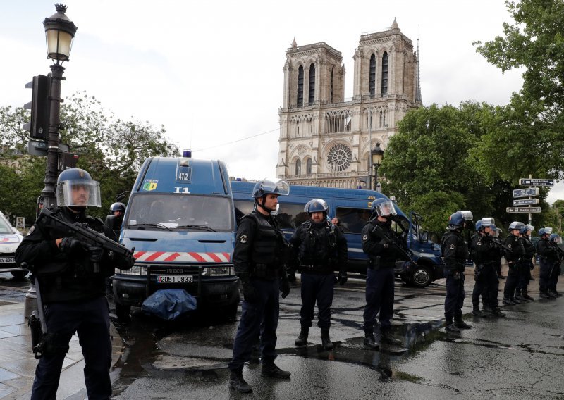 Policajci ranili napadača kod katedrale Notre Dame