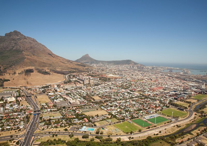 Osmero mrtvih, tisuće raseljenih u oluji u Cape Townu