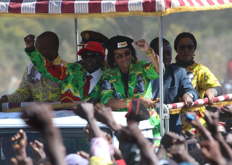 Vojska u Zimbabveu blokirala glavni grad: Mugabe je na sigurnom, cilj su nam kriminalci oko njega