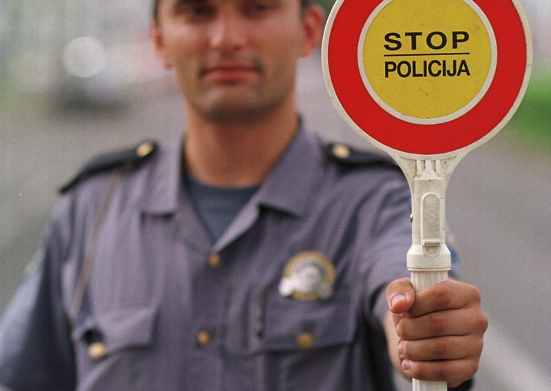 Pijani vozač policajcu nudio 200 kuna