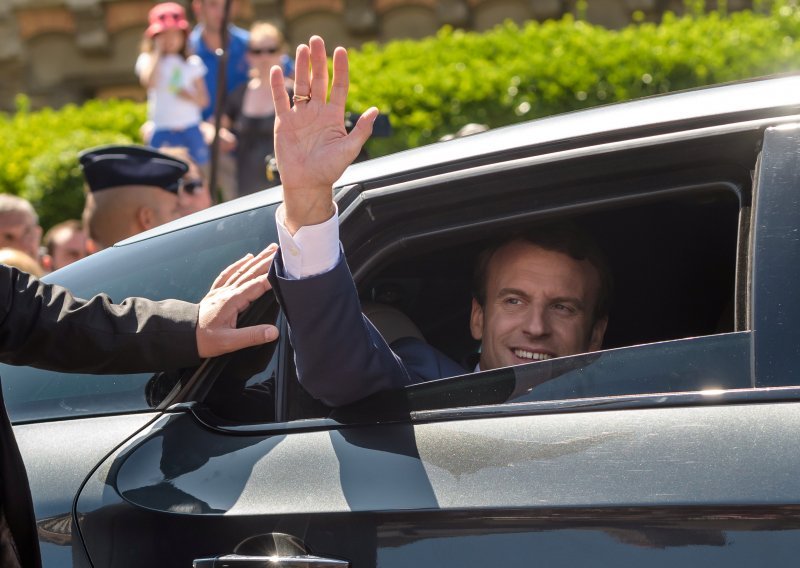 Macron srdačno dočekao Trumpa u Parizu