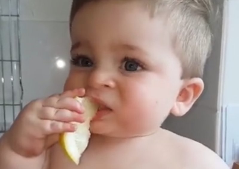 Ovakvu reakciju bebe na okus limuna još nismo vidjeli