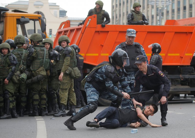 Na protuvladinim prosvjedima u Rusiji uhićeno preko tisuću ljudi