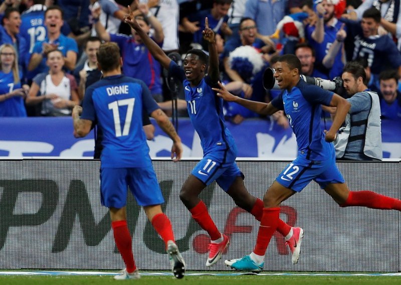 Francuzi u emocionalnom dvoboju sredili Engleze s igračem manje